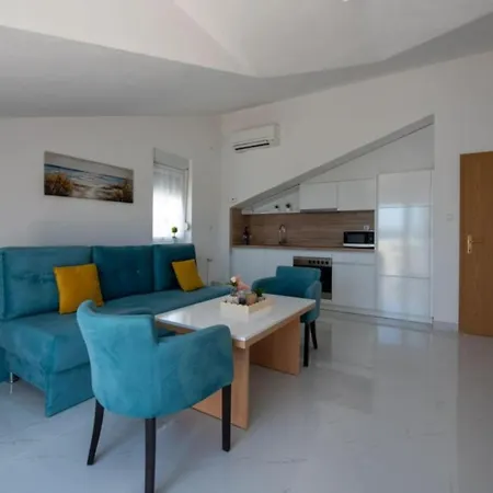 Apartament Tomi - With Balcony 10 *
